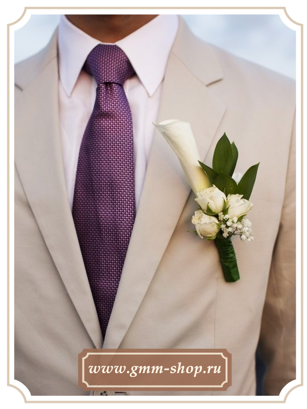 Светлый мужской свадебный костюм и белая рубашка 