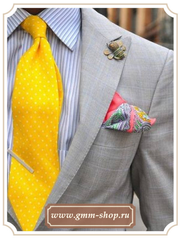 Голубая мужская рубашка в полоску и желтый галстук