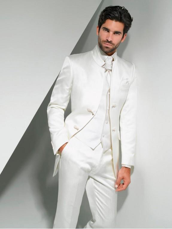 Белый мужской свадебный костюм