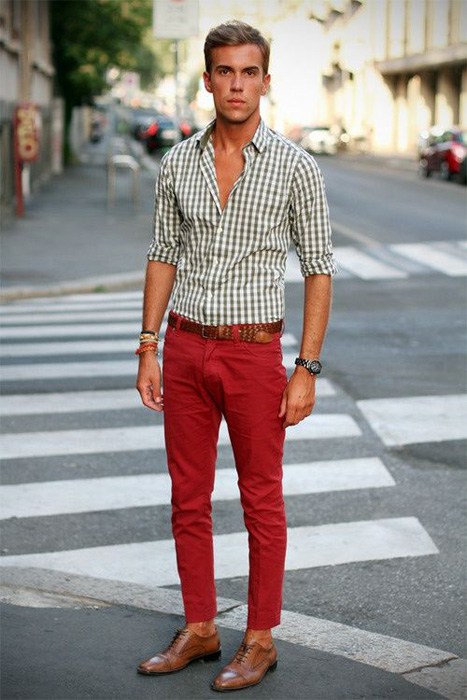 Модные красные мужские брюки