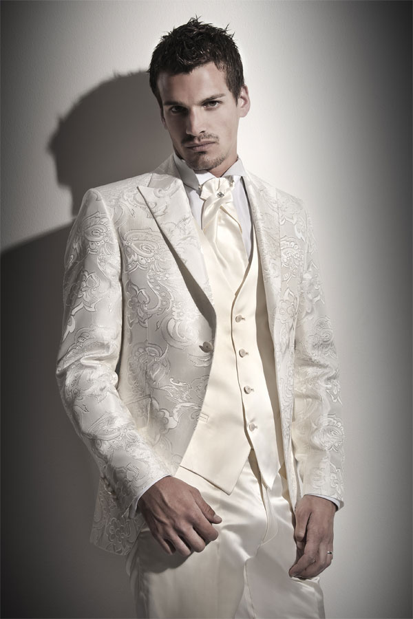 Белый мужской свадебный костюм